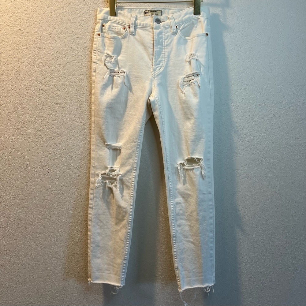 Women’s Free People white distressed raw hem button closure skinny jeans size 26